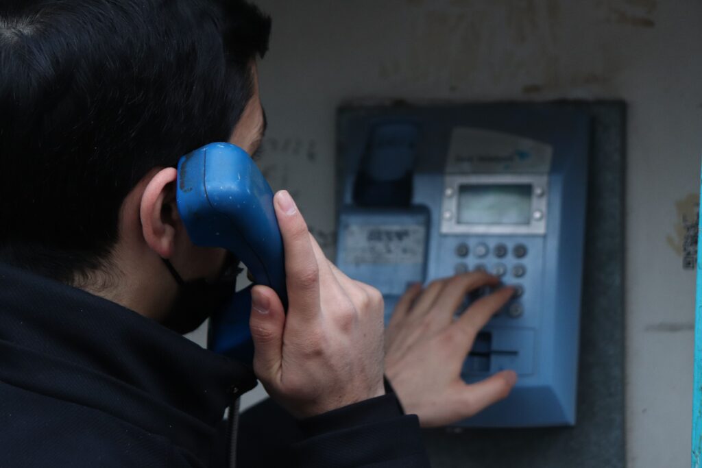 Usuario contactando con su entidad bancaria para reclamar un Bizum retenido