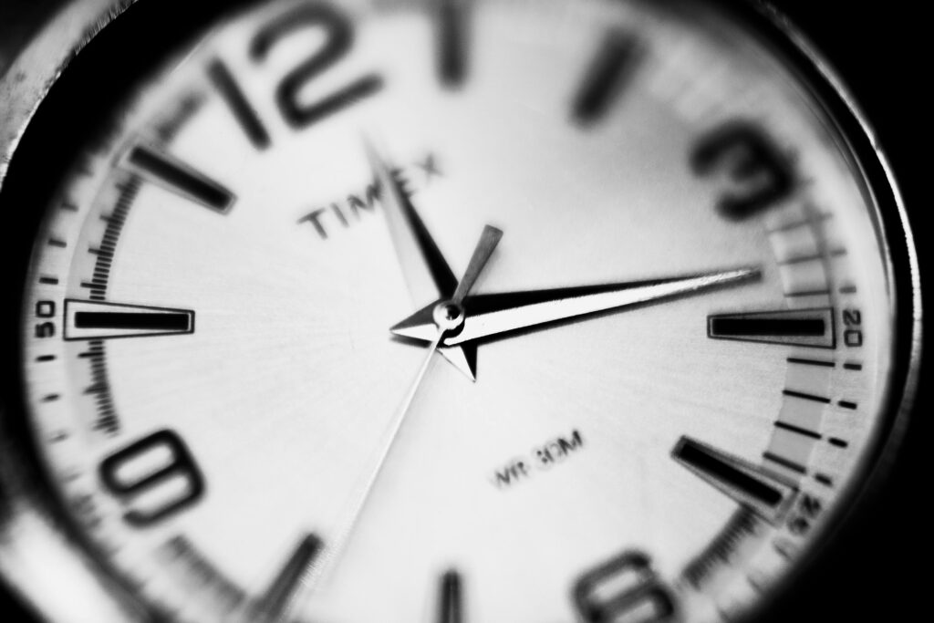 Reloj que representa el tiempo de espera y plazos para desbloquear una cuenta en Revolut
