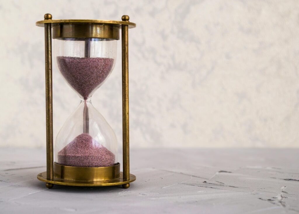 Bizum pendiente de recibir en el teléfono móvil, reloj representando el tiempo que tarda