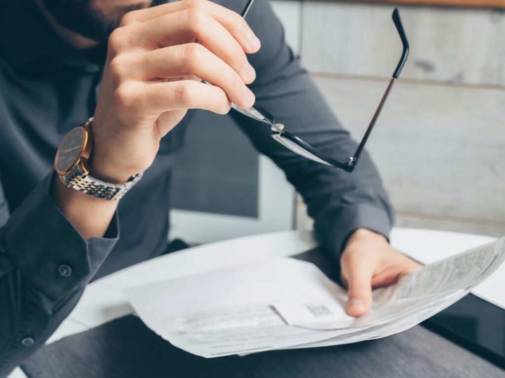 Hombre analizando documentos y extractos bancarios requeridos para justificar una transferencia en Revolut