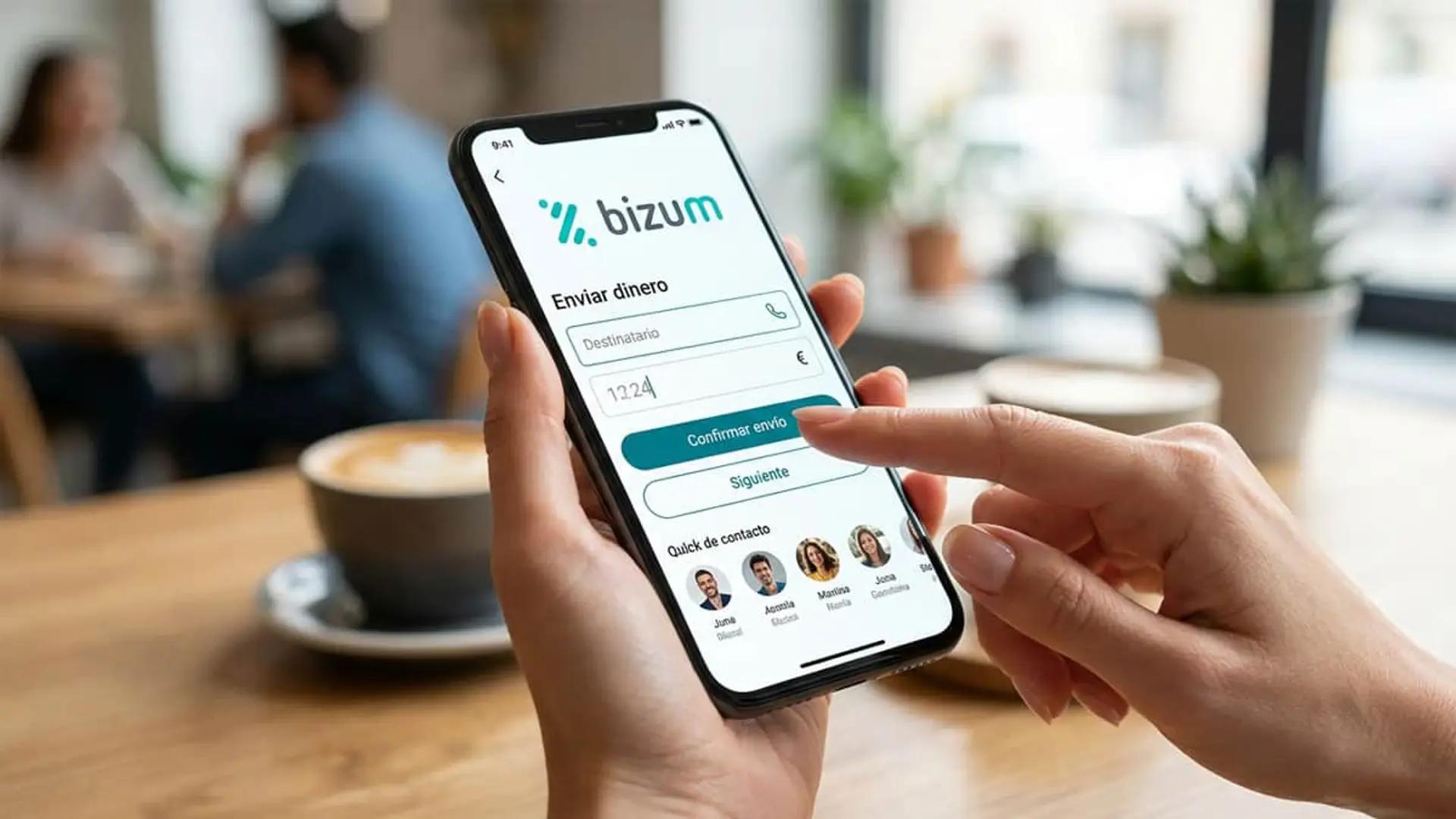 Persona enviando dinero via bizum con un movil