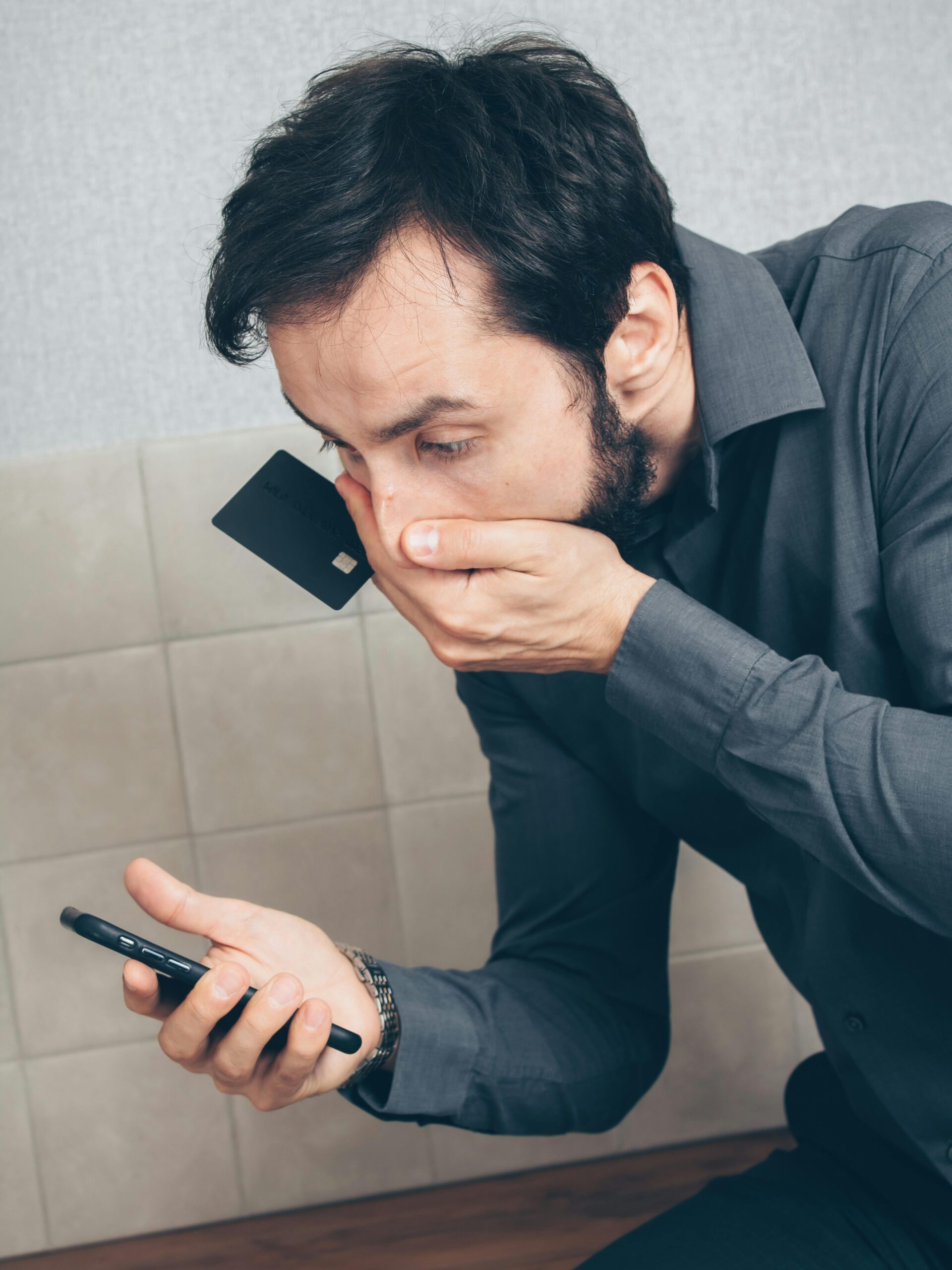 Hombre asustado descubriendo que su bizum no llega