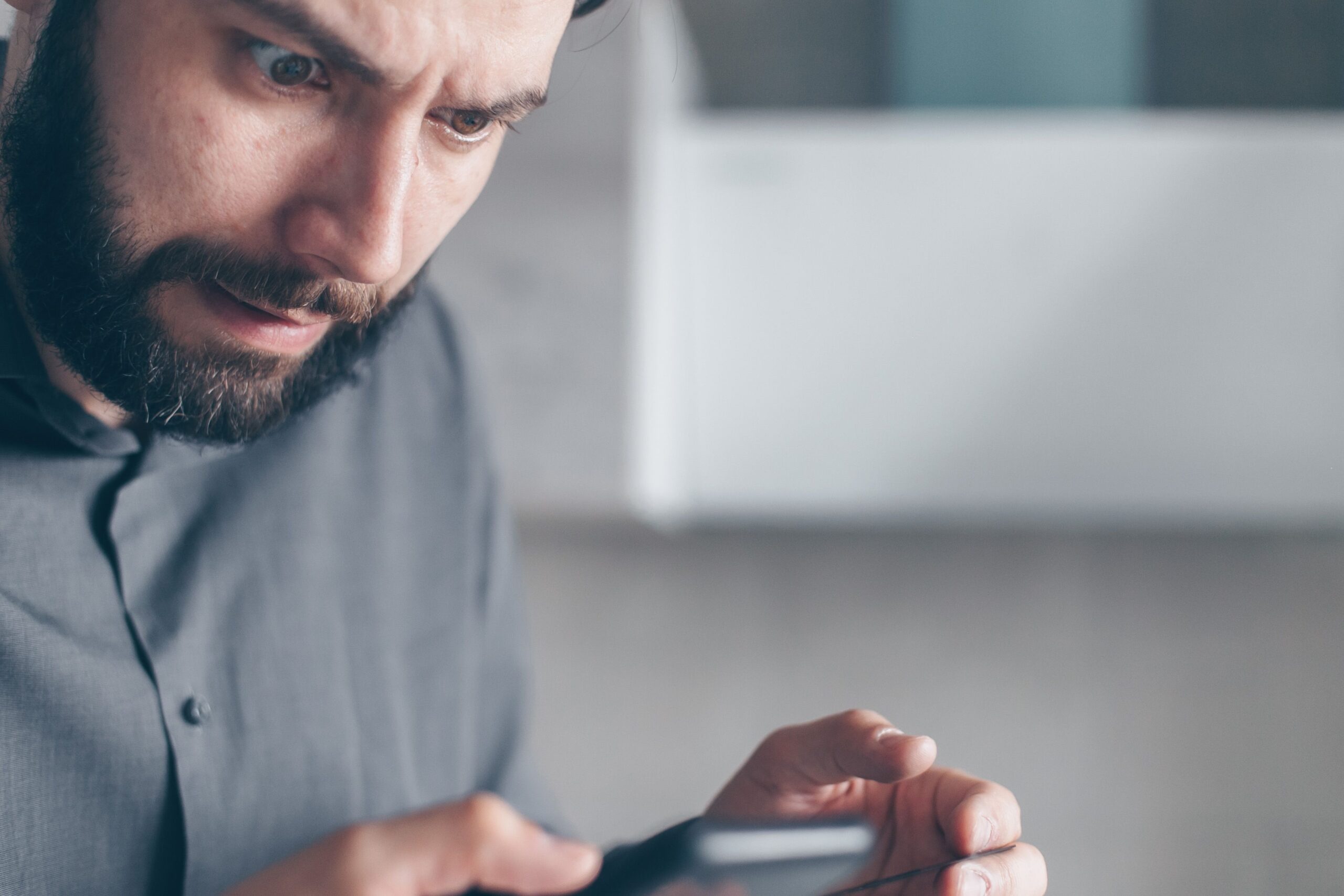 Persona preocupada tras enviar un Bizum por error a un número de teléfono equivocado.