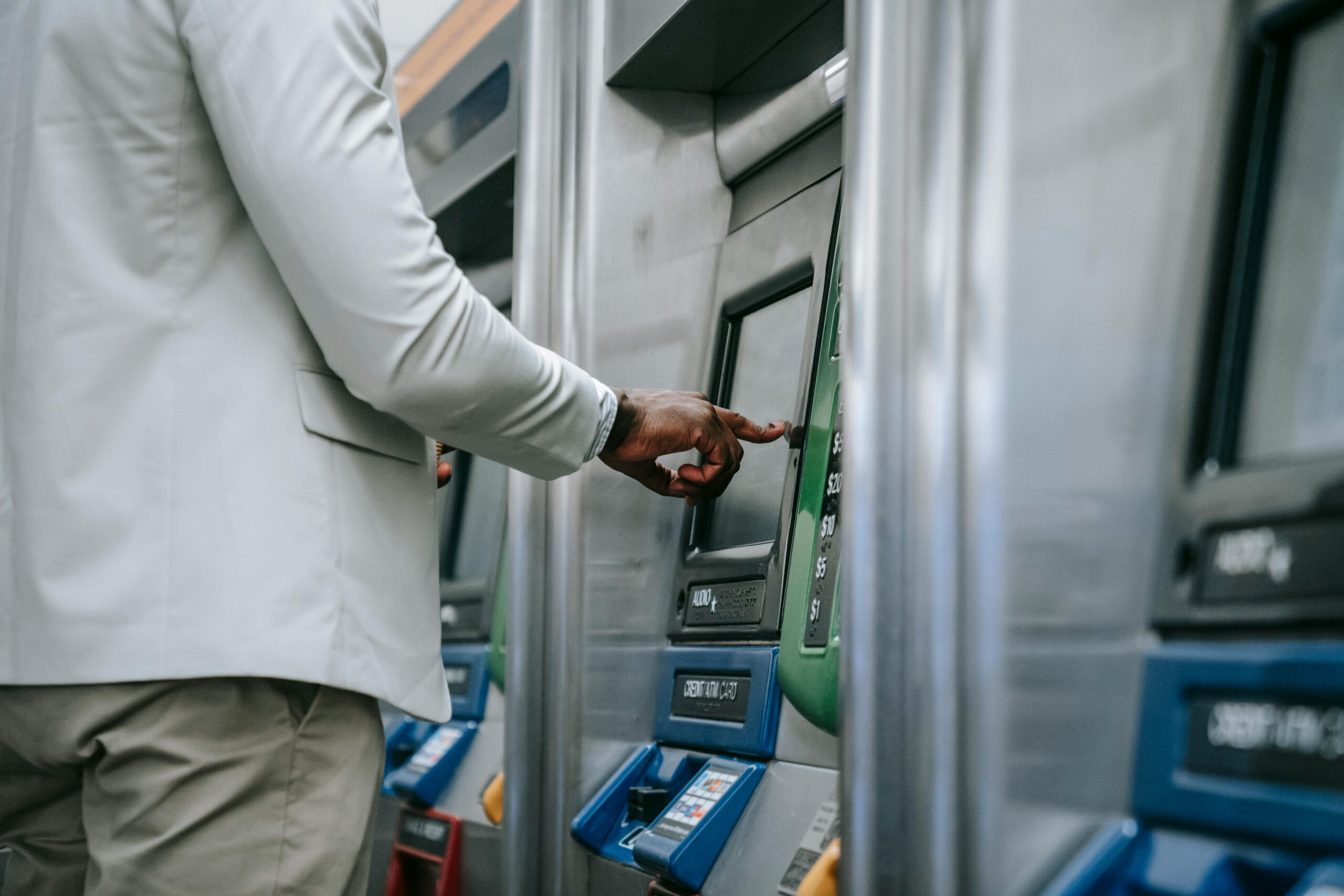 Hombre tecleando en un cajero automático al ver que Revolut no deja sacar dinero